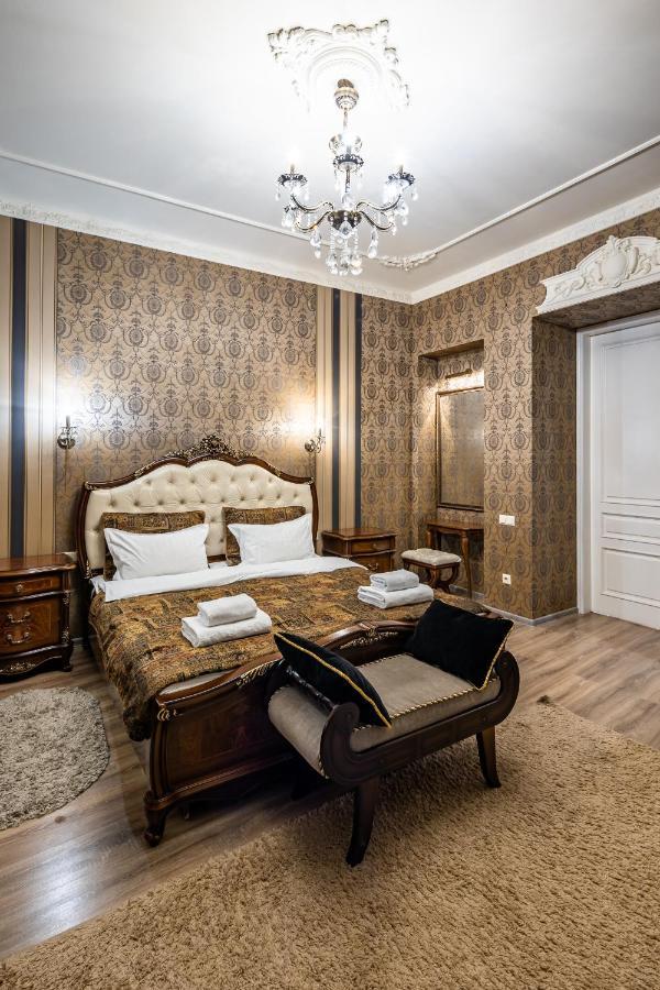 Classic Royal Central Apartment. Balcony And A/C Львов Экстерьер фото